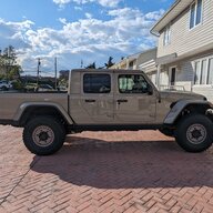 Got my Gator Overland of the lot today! Bailed on the build I was doing  since it was taking too long. Lovin it! : r/JeepGladiator