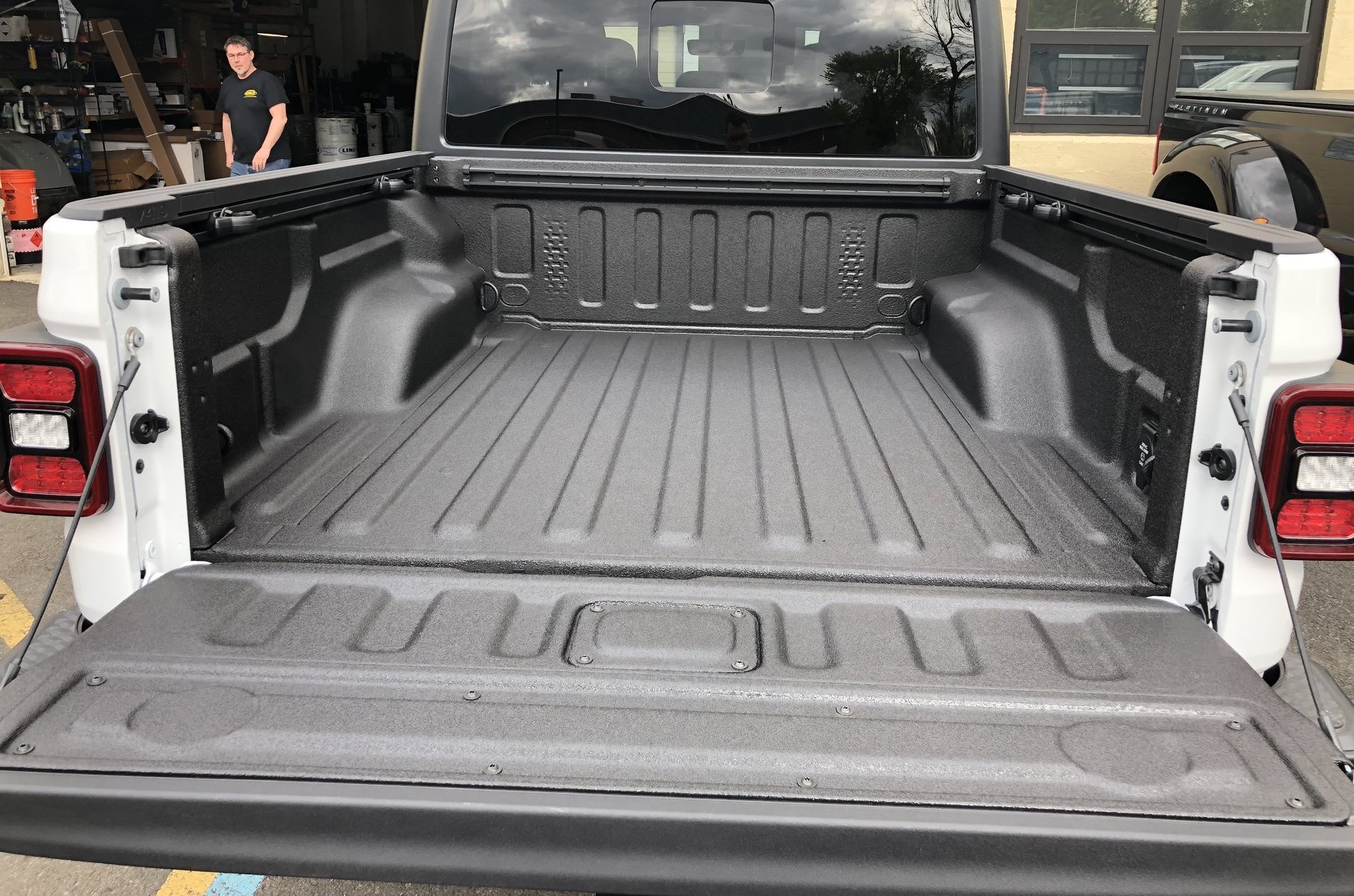 Results of Gladiator Treated With LINEX Spray BedLiner 2020+ Jeep